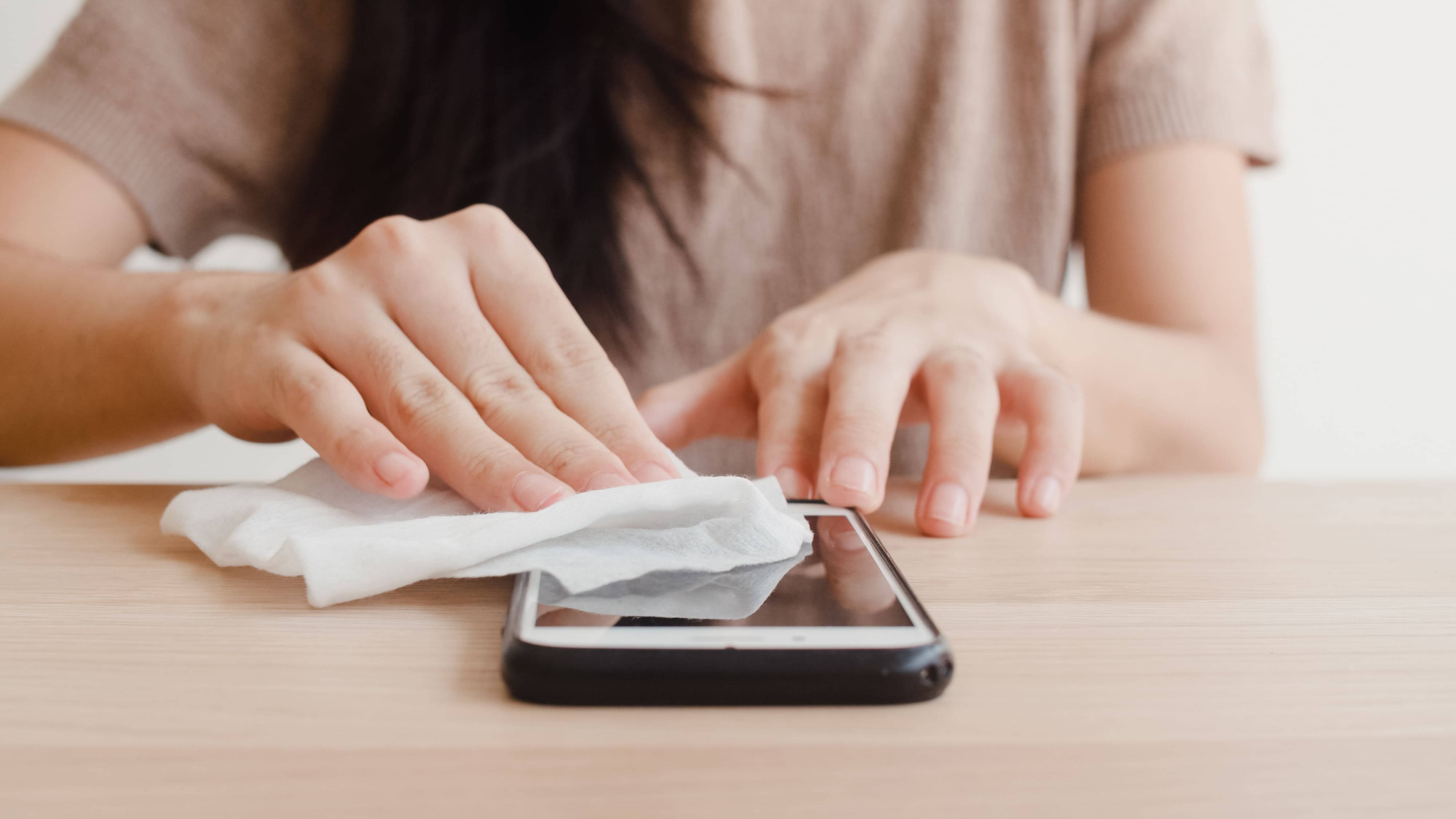 Pode passar álcool no celular? E outros eletrônicos?